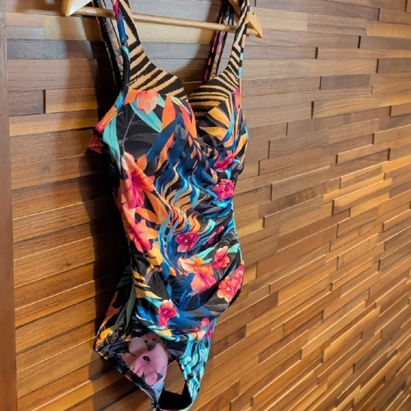 One-Piece Swimsuit in Multicolor - Picture 8 of 8